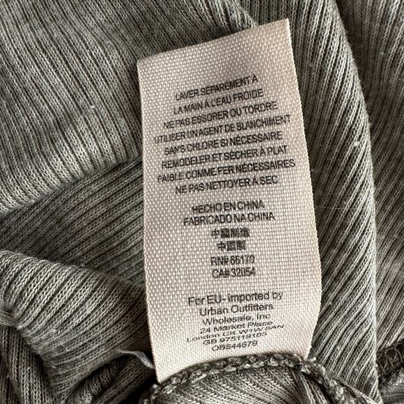 Free People Distressed Waffle Knit Handkerchief Hem V Neck Worn Gray Shirt XS - Picture 10 of 10